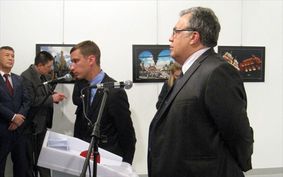 Ο ρωσικός Τύπος για τη δολοφονία του πρέσβη Αντρέι Κάρλοφ