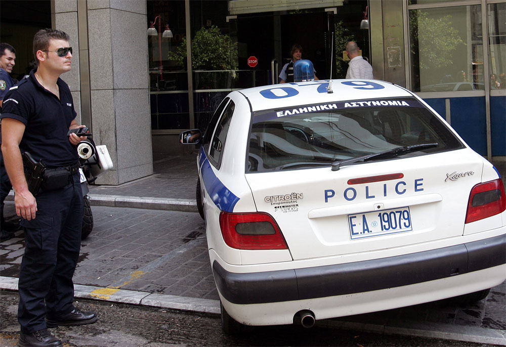 Η ΕΛ.ΑΣ ερευνά το θάνατο Αλβανού που βρέθηκε πυροβολημένος στη μέση του δρόμου στη Λούτσα