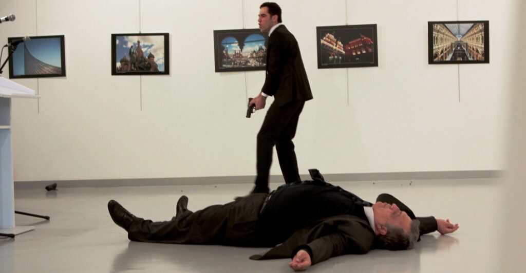 Νέο βίντεο ντοκουμέντο: Ο Τούρκος δολοφόνος ρίχνει τη χαριστική βολή στον Ρώσο πρεσβευτή