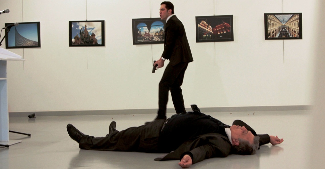 Νέο βίντεο ντοκουμέντο: Ο Τούρκος δολοφόνος ρίχνει τη χαριστική βολή στον Ρώσο πρεσβευτή