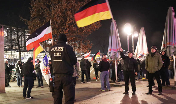 Βερολίνο: Έντονες διαδηλώσεις έξω από το γραφείο της Ά. Μέρκελ: «Να φύγεις – Έχεις αίμα στα χέρια σου» (φωτό)