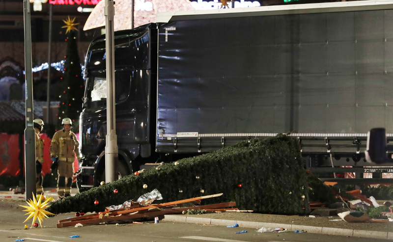 Έναν 24χρονο Τυνήσιο αναζητούν τις τελευταίες ώρες οι γερμανικές Αρχές για το μακελειό στο Βερολίνο (φωτό) (upd)