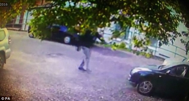 Ισχυρίστηκε σε 72χρονη ότι το αυτοκίνητό της είχε διαρροή και στη συνέχεια της το … έκλεψε (βίντεο)