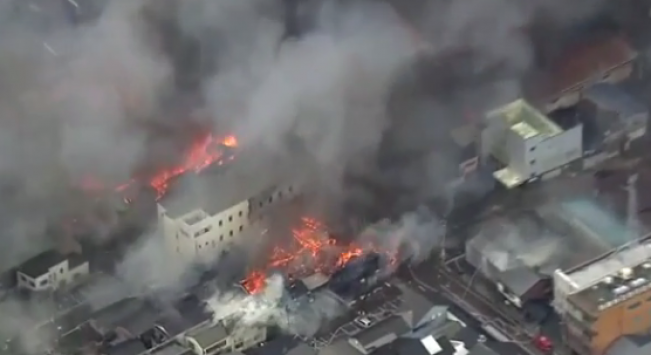 Ιαπωνία: Παρανάλωμα του πυρός έχει γίνει σχεδόν μια ολόκληρη πόλη από φωτιά που ξέσπασε σε εστιατόριο (βίντεο)