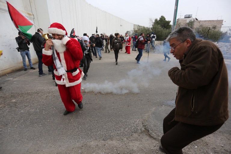Βηθλεέμ: Επεισόδια ανάμεσα σε Ισραηλινούς αστυνομικούς και Παλαιστινίους… Αγιοβασίληδες