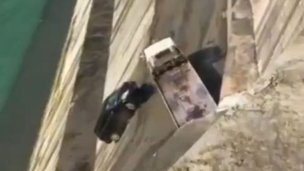 Η προσπάθεια ενός φορτηγού να βγάλει ένα SUV από μια δύσκολη κατάσταση