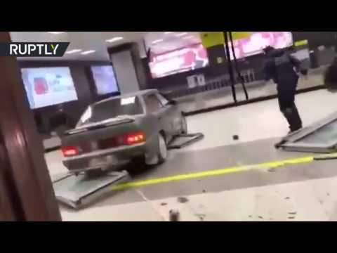 Οδηγός υπό την επήρεια ναρκωτικών «εισβάλλει» με το αυτοκίνητό του σε αεροδρόμιο της Ρωσίας (βίντεο)