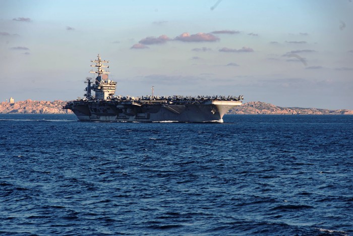 Γκάφα ολκής από Γάλλους αστυνομικούς: Ανέβηκαν στο  αεροπλανοφόρο USS Dwight D. Eisenhower για να το δουν αλλά ξέχασαν να κατέβουν!