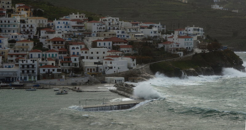 Στις βόρειες ακτές της Άνδρου προσάραξε τα ξημερώματα φορτηγό πλοίο – Το πλήρωμα έχει ζητήσει την εγκατάλειψή του