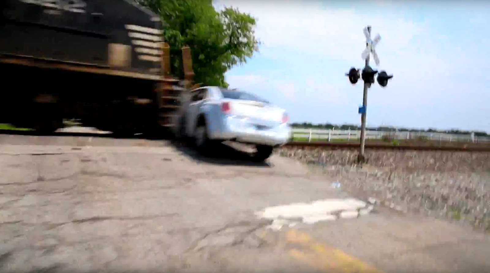 Κίνα: Η σοκαριστική στιγμή που τρένο παρασύρει αυτοκίνητα την ώρα που διασχίζουν σιδηροδρομική διάβαση (βίντεο)