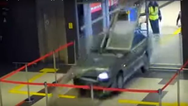 Ρωσία: Εισέβαλε με το αυτοκίνητο μέσα στο τέρμιναλ του αεροδρομίου (βίντεο)