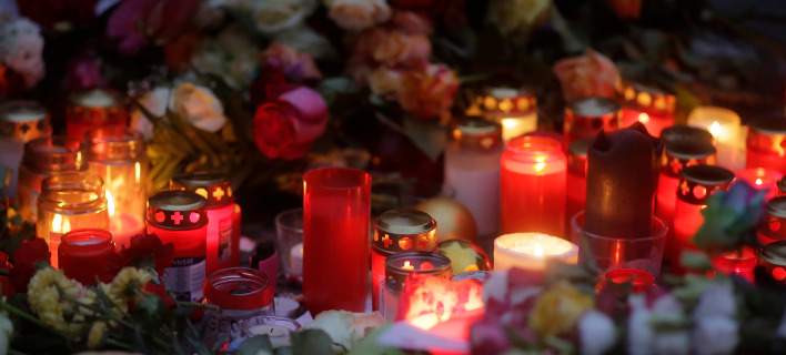 Μια… θάλασσα από κεριά και λουλούδια στη χριστουγεννιάτικη αγορά του Βερολίνου (φωτό)