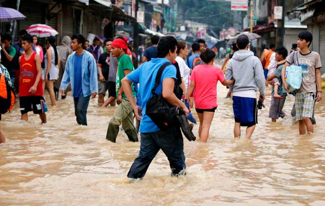 Φιλιππίνες: Εκατοντάδες χιλιάδες κάτοικοι εγκαταλείπουν τα σπίτια τους λόγω της έλευσης τυφώνα ανήμερα των Χριστουγέννων