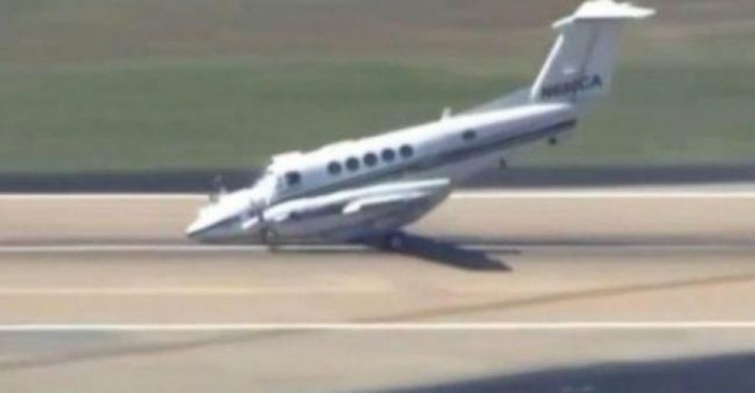 Η εκπληκτική προσγείωση ενός King Air B200 έχοντας μόνο τους δύο κύριους τροχούς (βίντεο)