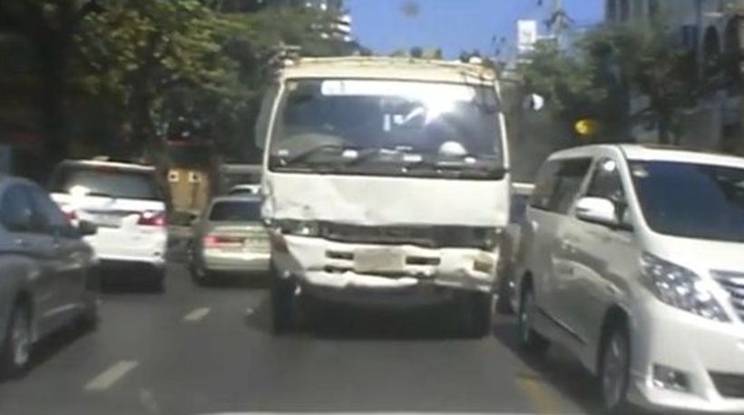 Μπανγκόκ: Άρχισε να παίζει… συγκρουόμενα στον δρόμο επειδή τον άφησε η γυναίκα του (βίντεο)