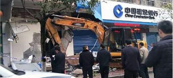 Κίνα: 29χρονος πήγε να ληστέψει τράπεζα με τον … εκσκαφέα του