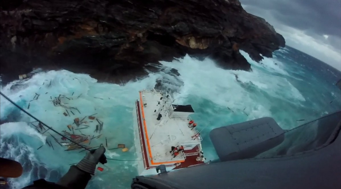 «Απαγορεύει» ο καιρός την απάντληση καυσίμων από το «Cabrera» που προσάραξε στην Άνδρο (φωτό)