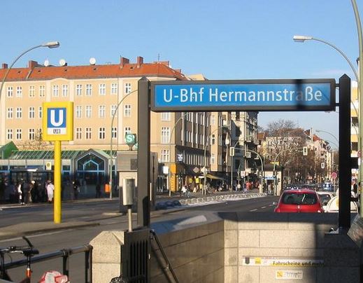 Χειροπέδες και στους 7 νεαρούς που πυρπόλησαν άστεγο στο μετρό του Βερολίνου