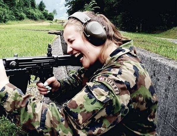 «Πονοκέφαλος» στον Ελβετικό Στρατό από τις αισθησιακές αναρτήσεις των νεοσυλλέκτων γυναικών (φωτό)