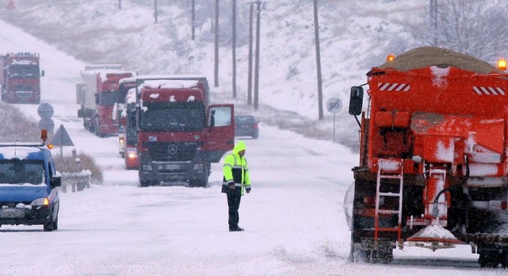 Κρήτη: Κλειστός ο δρόμος στα Ανώγεια – «Δίπλωσαν» 2 νταλίκες