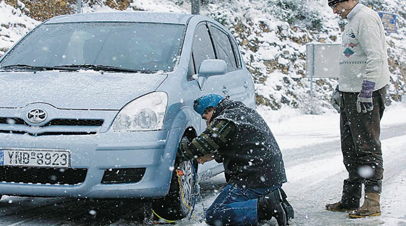 Μόνο με αντιολισθητικές αλυσίδες διεξάγεται πλέον η κυκλοφορία των οχημάτων στον Υμηττό και το Αλεποχώρι