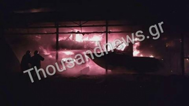 Θεσσαλονίκη: Κάηκε ολοσχερώς μαγαζί με σκάφη – Ένας τραυματίας (βίντεο)