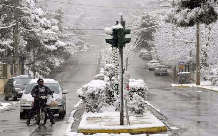 Αθήνα: Διεκόπη η κυκλοφορία στην λεωφόρο Διονύσου λόγω χιονόπτωσης