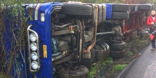 Κρήτη: Τροχαίο στην Εθνική οδό με νταλίκα που ανετράπη