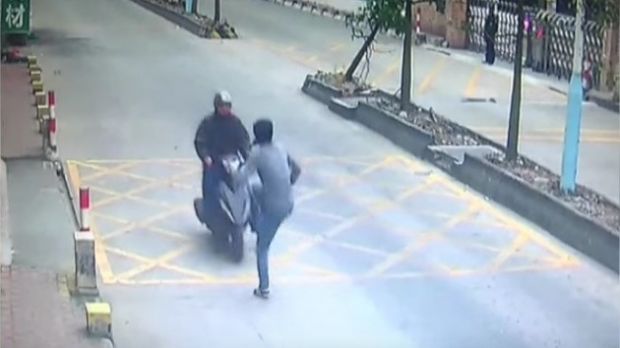 Η στιγμή που φορτηγατζής σταματά αλά … «Τζάκι Τσαν» έναν κλέφτη με σκούτερ (βίντεο)