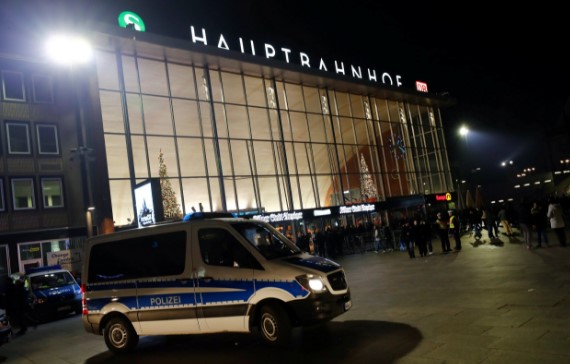 Γερμανία: Η αστυνομία προσήγαγε ομάδα Αφρικανών ως υπόπτους για σεξουαλικές επιθέσεις στη Κολονία (φωτό)