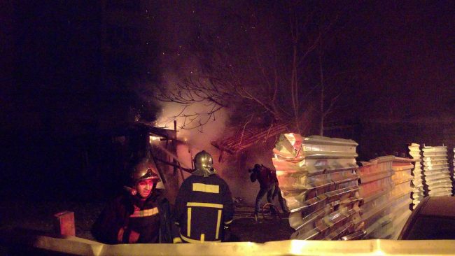 Πυρκαγιά σε κτίριο στα Λαδάδικα ξέσπασε τα μεσάνυχτα (φωτό, βίντεο)