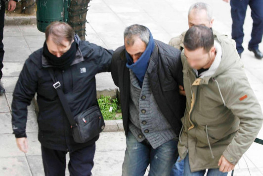 Η προσαγωγή του δολοφόνου της παιδοψυχιάτρου Θώμης Κουμπούρα (φωτό, βίντεο)