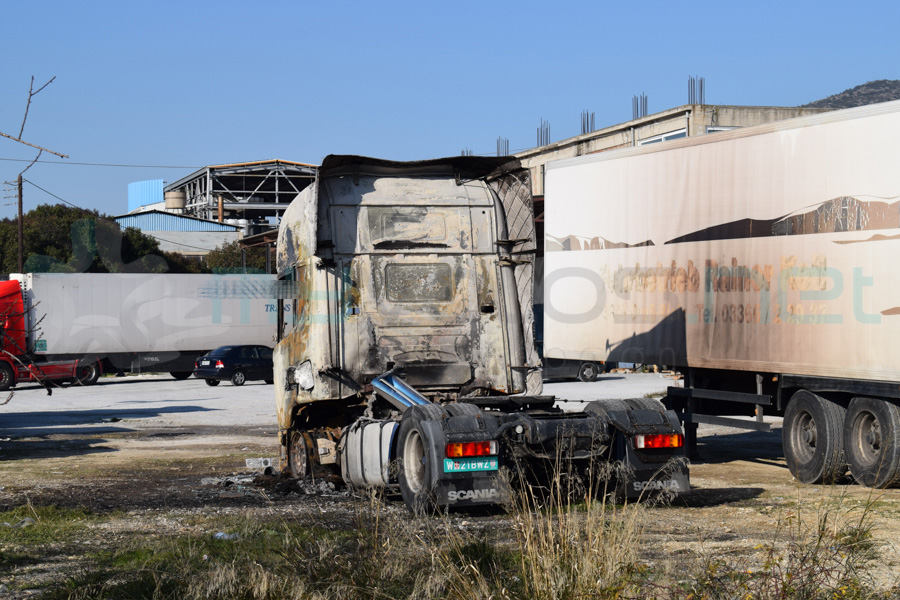 Βόλος: Εμπρησμός με γκαζάκια κατέστρεψε ολοσχαιρώς οχήματα μεταφορικής