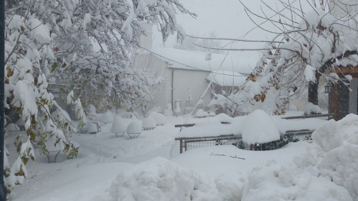 Κρήτη: Μάχη με τα χιόνια δίνουν στα Ανώγεια τα συνεργεία του δήμου