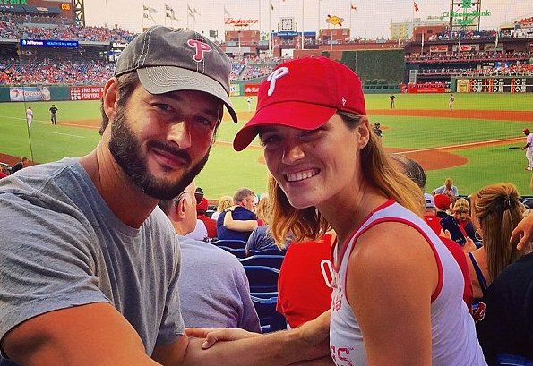 Είχε τη τύχη στο πλευρό του ένας 35χρονος Αμερικανός στο Reina – Η σφαίρα σταμάτησε στο κινητό του (φωτό)