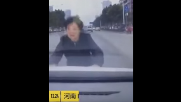 Φαρσοκωμωδία! Επιχείρησε να σκηνοθετήσει τροχαίο ατύχημα αλλά … (βίντεο)