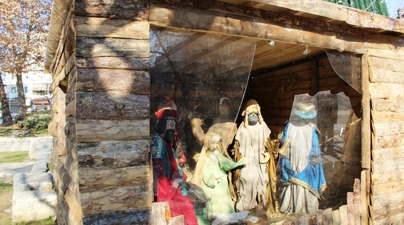 Λάρισα: Κλάπηκε το Θείο Βρέφος από την φάτνη στην κεντρική πλατεία