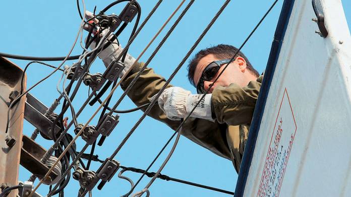 Ναύπακτος: Πήγαν να ελεγξουν υπόθεση ρευματοκλοπής και τους επιτέθηκαν τέσσερα άτομα