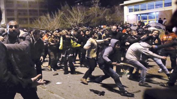 Πεδίο μάχης η πλατεία Βάθης από συμπλοκές μεταναστών