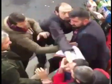 Τουρκία: Εκτός ελέγχου η κατάσταση – Ξυλοκοπούν στον δρόμο άνδρα που μοιάζει με τον μακελάρη του Reina (βίντεο)