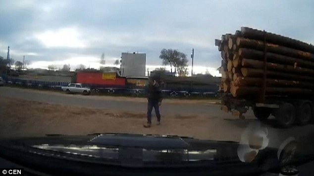 Αυτή ήταν η τυχερή του μέρα! Πώς γλίτωσε από κινούμενο φορτηγό γεμάτο ξύλα που πήγαινε καταπάνω του (βίντεο)