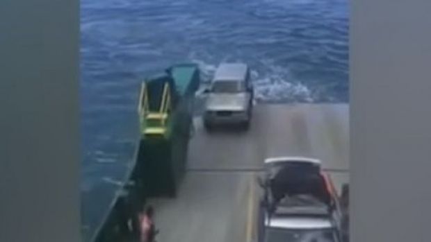 Το πλήρωμα ξέχασε να σηκώσει τον καταπέλτη και … (βίντεο)