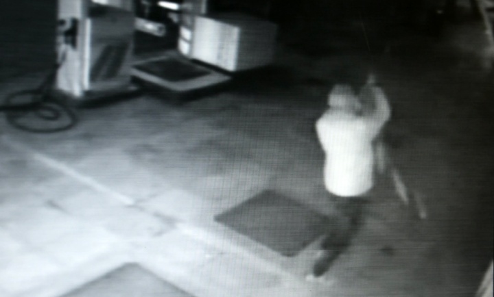 Χίος: Μετανάστες κατέβασαν και έκαψαν την ελληνική σημαία! (βίντεο)