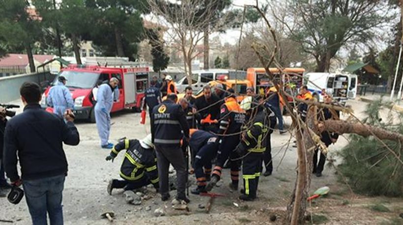 Νεκροί αστυνομικός και δικαστικός υπάλληλος από την επίθεση στην Σμύρνη (φωτό)