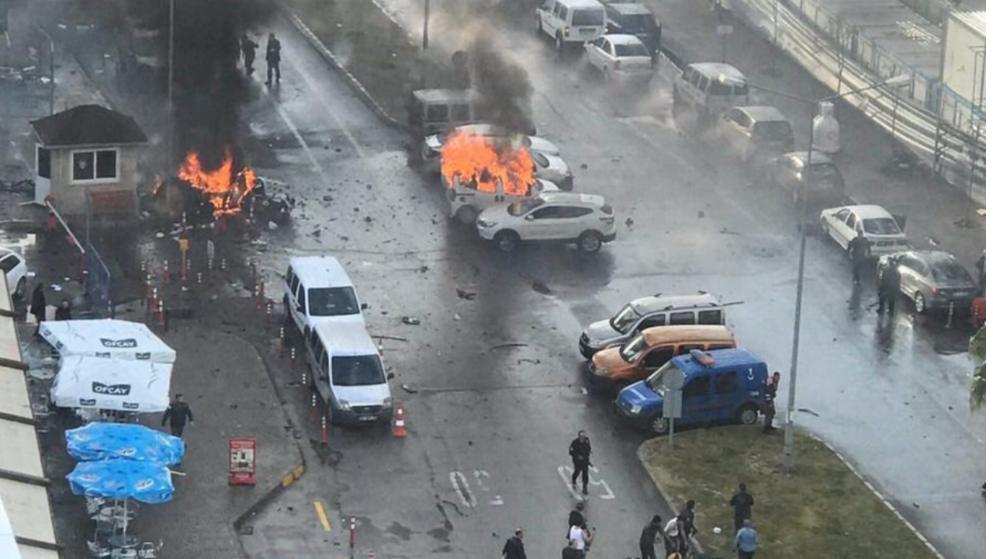 ΕΚΤΑΚΤΟ: Ισχυρή έκρηξη και πυροβολισμοί έξω από το δικαστήριο της Σμύρνης στην Τουρκία (φωτό, βίντεο)