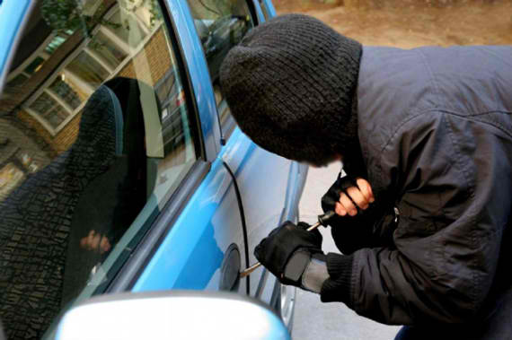 Έγινε κασκαντέρ για να σώσει το αυτοκίνητό του από τον κλέφτη – Γαντζώθηκε σε αυτό ενώ έτρεχε με 130kml/h (βίντεο)