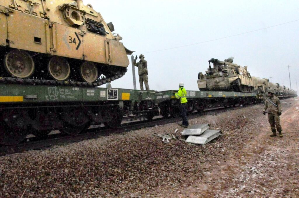 Προκλητική κίνηση των ΗΠΑ: Μεταφέρουν τεθωρακισμένα και προσωπικό στην… αυλή της Ρωσίας