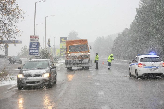 Eθνική οδός Πατρών – Κορίνθου: Δίπλωσε νταλίκα λόγω ολισθηρότητας του δρόμου