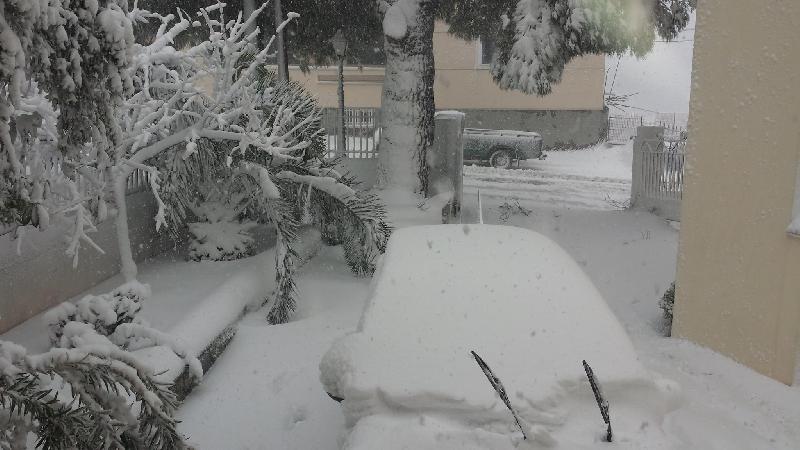 Σε κατάσταση έκτακτης ανάγκης Σκόπελος και Αλόννησος – Τα χιόνια έχουν φτάσει έως και τα δύο μέτρα