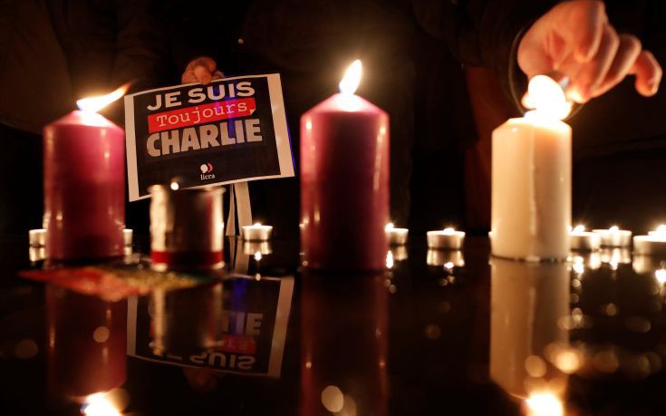 Φόρος τιμής στα θύματα του Σαρλί Εμπντό για τα 2 χρόνια από την επίθεση